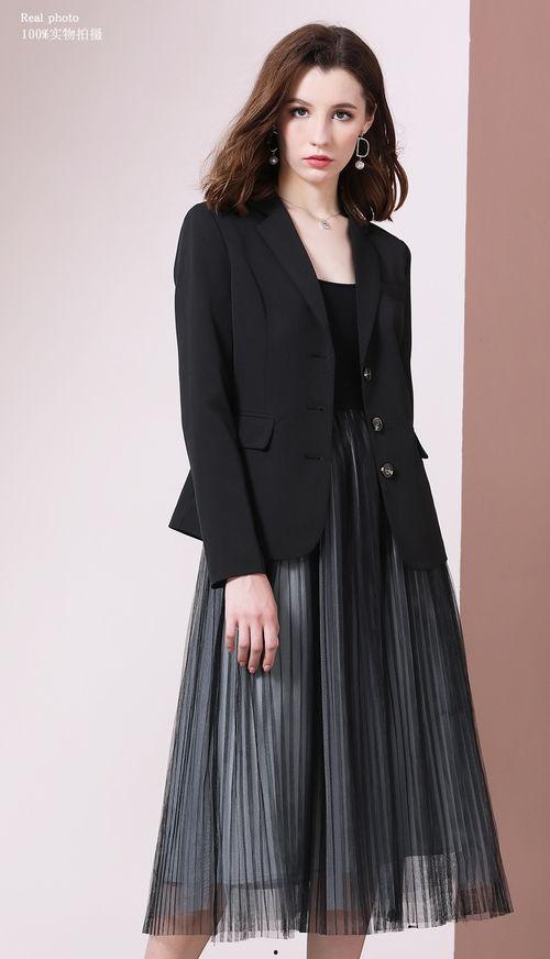 女士网红套装西装搭配,女士网红套装西装，职场优雅新风尚